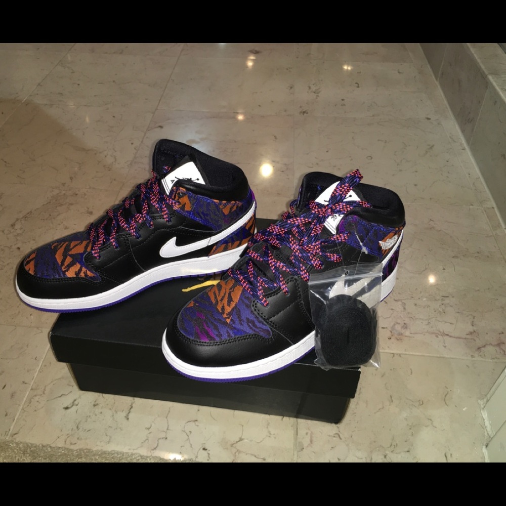 AIR JORDAN 1 MID SE (GS) SIZE 6Y